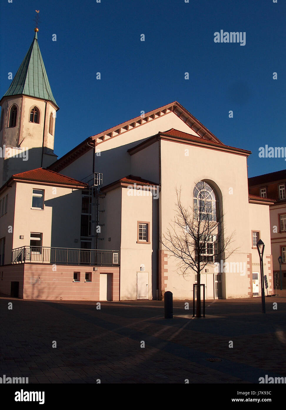 Das Bild „St. Christophorus Hockenheim1“ zeigt eine Statue des hl. Christophorus in Hockenheim. Der heilige Christoph wird traditionell als schutzheiliger der Reisenden angesehen und wird mit dem Christuskind dargestellt. Stockfoto