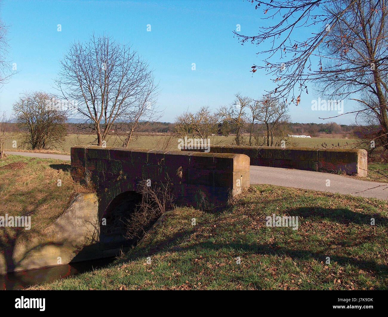 Dieses Bild zeigt eine Brücke in Hockenheim, die im Februar 2011 aufgenommen wurde. Das Foto zeigt die Struktur und Architektur der Brücke, ein bedeutendes Infrastrukturelement in der Stadt. Stockfoto