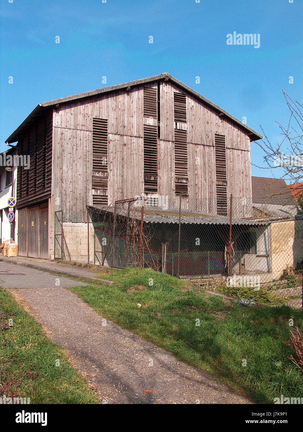 Dieses Bild wurde am 15. März 2011 in der Bachstraße in Hockenheim aufgenommen. zeigt ein städtisches oder architektonisches Merkmal der Straße. Stockfoto