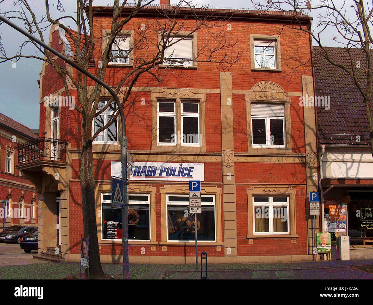 Ein Bild, das am 27. März 2011 die obere Hauptstraße 13 in Hockenheim zeigt, zeigt den architektonischen Stil und die städtische Landschaft des Gebiets. Stockfoto