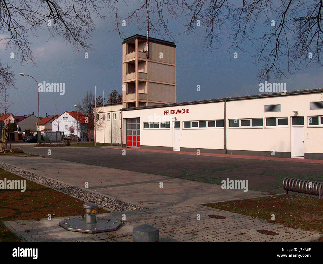 Dieses Bild bezieht sich auf die Feuerwache in Hockenheim. Das Datum besagt, dass es am 27. März 2011 aufgenommen wurde und eine Momentaufnahme der Infrastruktur und der Rettungsdienste der Station zu dieser Zeit liefert. Stockfoto