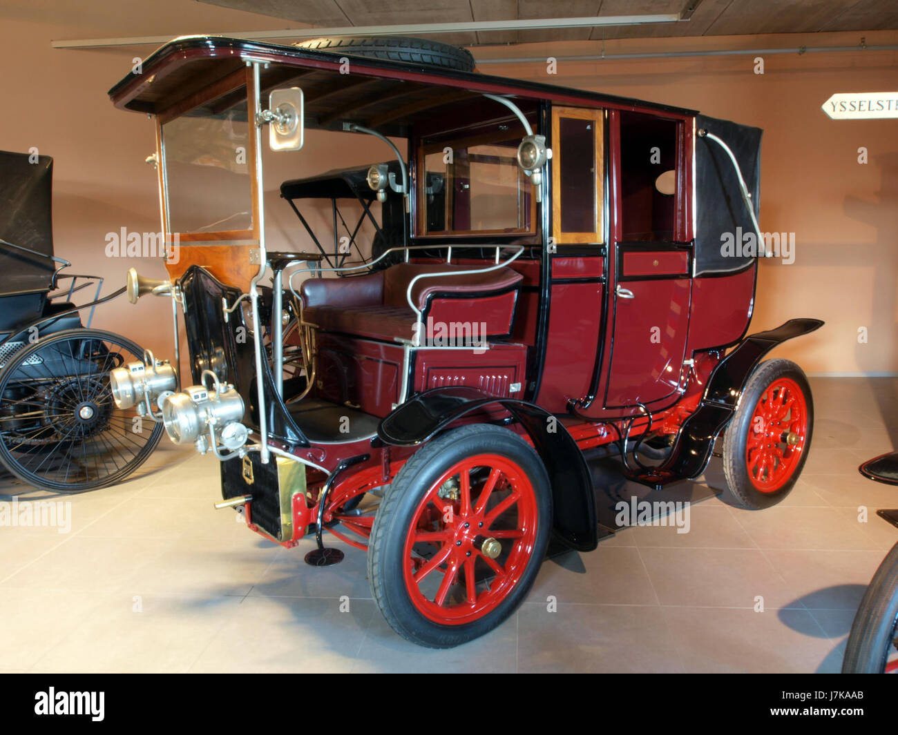 Die Landauette 1904 Mors 14/19 PS ist ein historisches Modell, das in der frühen Automobilgeschichte von Bedeutung ist. Das Foto zeigt das klassische Design dieses Fahrzeugs und zeigt die Fahrzeugtechnik des frühen 20. Jahrhunderts. Stockfoto