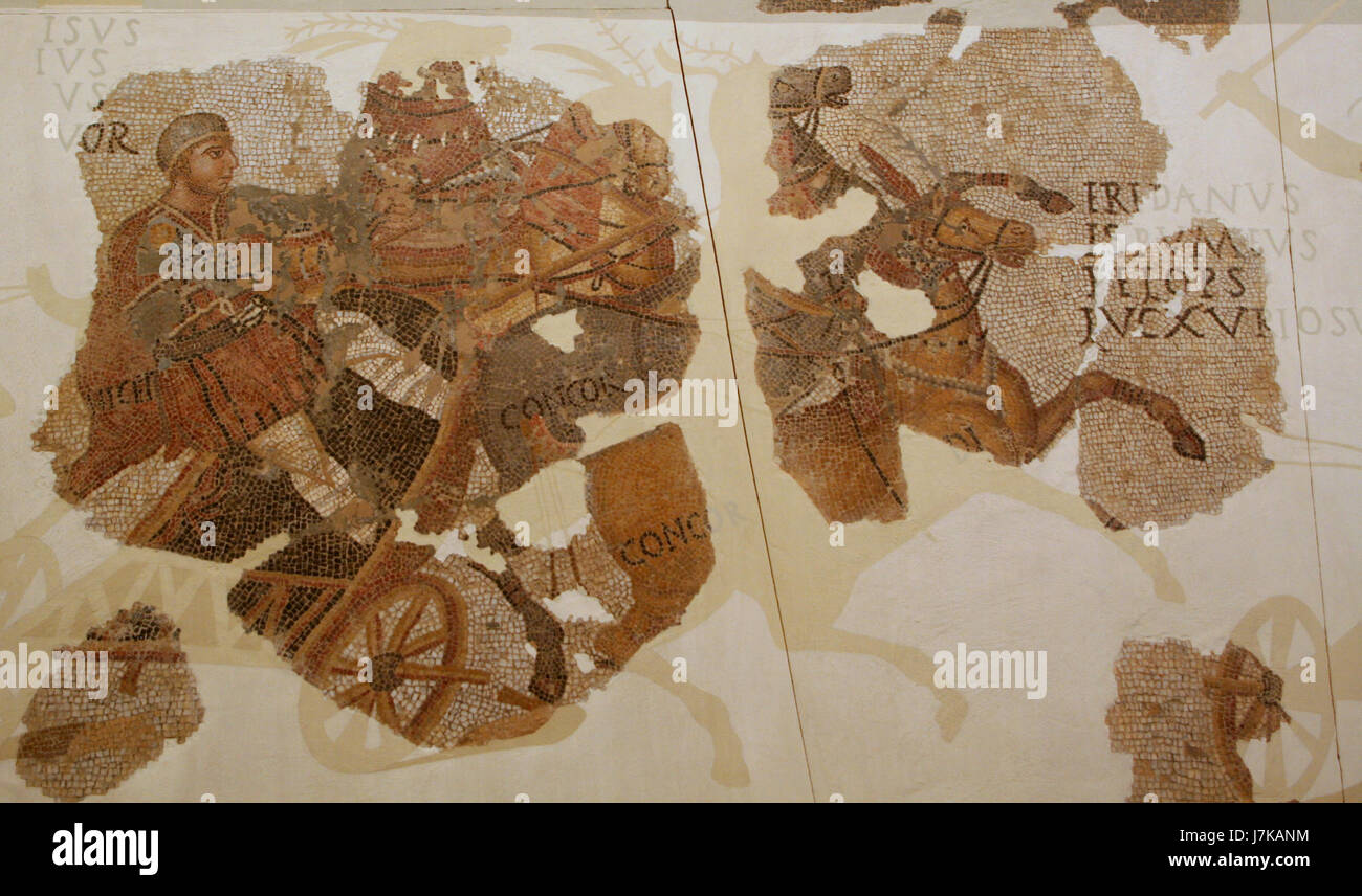 Das Circus Mosaic ist ein detailreiches und farbenfrohes Kunstwerk, das Szenen aus dem Zirkus darstellt und die lebendige und künstlerische Kultur der Zirkusaufführungen hervorhebt. Stockfoto