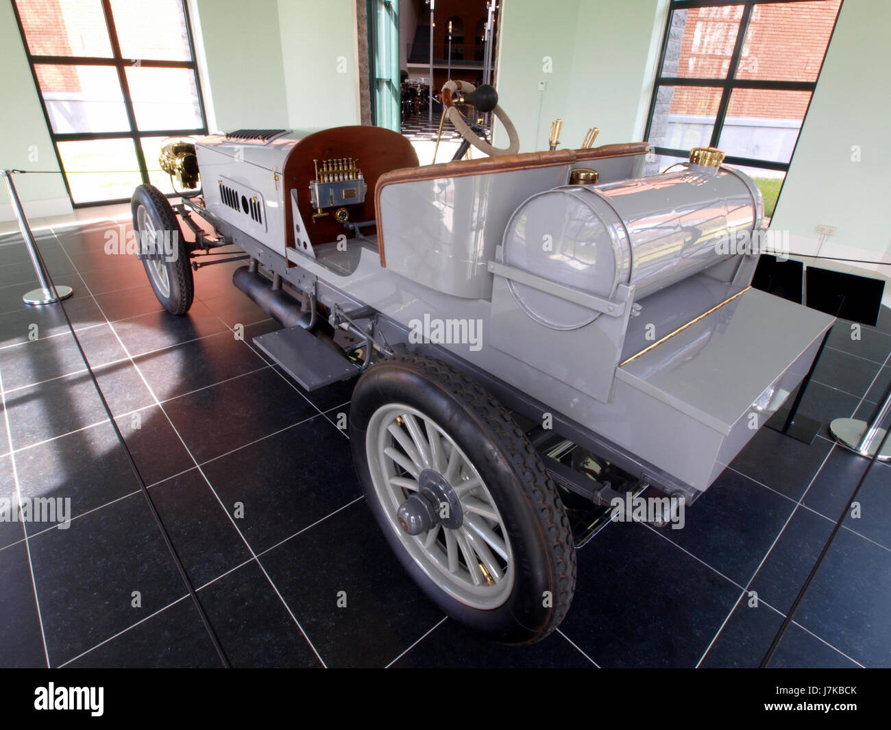 Der 1903 Spyker 60HP ist ein bahnbrechender Rennwagen mit Allradantrieb, der sich durch seine Technik und sein Design auszeichnet und einen wichtigen Moment in der Geschichte der Automobiltechnologie und des Rennsports markiert. Stockfoto