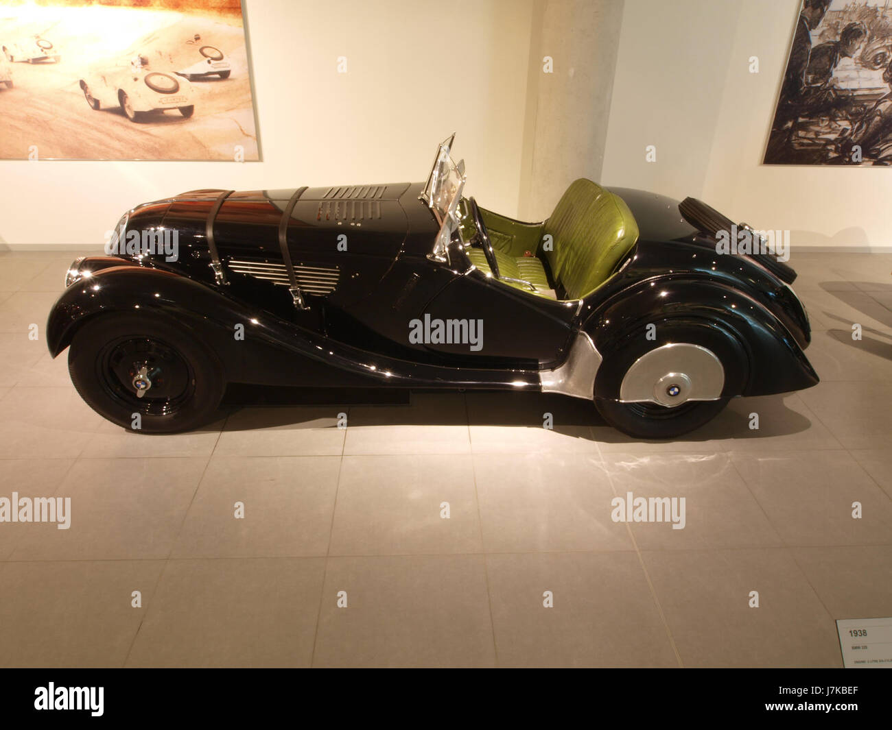 Der 1938 BMW 328 p2 ist ein klassischer Sportwagen des deutschen Automobilherstellers BMW. Der BMW 328 ist bekannt für sein leichtes Design und seine beeindruckende Leistung. Er war einer der führenden Sportwagen seiner Epoche, beliebt bei Rennsport und Straßenrennen und zeigt die hervorragende Ingenieurskunst von BMWâ. Stockfoto