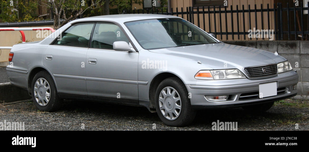 Die Toyota Mark II ist eine mittelgroße Limousine, die von Toyota zwischen 1996 und 1998 hergestellt wurde. Bekannt für seine Zuverlässigkeit, verfügt das Fahrzeug über einen geräumigen Innenraum, fortschrittliche Technik und solide Leistung unter verschiedenen Fahrbedingungen, was seinen Platz in der Automobilgeschichte einnimmt. Stockfoto