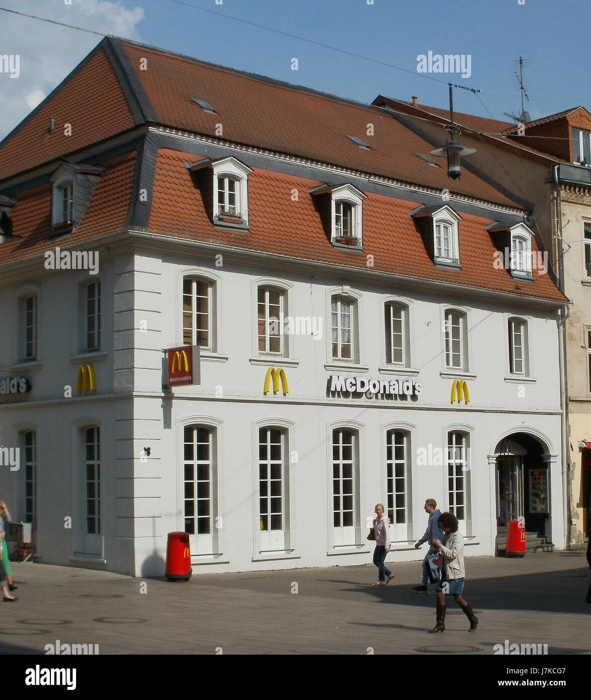 Das Bild zeigt die Bahnhofstraße in Zürich, Schweiz, die für ihre Luxusgeschäfte und geschäftigen Geschäftsaktivitäten bekannt ist. Die Straße ist ein ikonisches Symbol für Zürichs Wirtschaft und High-End-Einzelhandelsangebote und zieht Touristen und Einheimische gleichermaßen an. Die Architektur entlang der Straße bietet eine Mischung aus modernem und historischem Design. Es ist eine der teuersten Einkaufsstraßen der Welt und zieht die Aufmerksamkeit von Mode- und Luxusmarken-Enthusiasten auf sich. Stockfoto