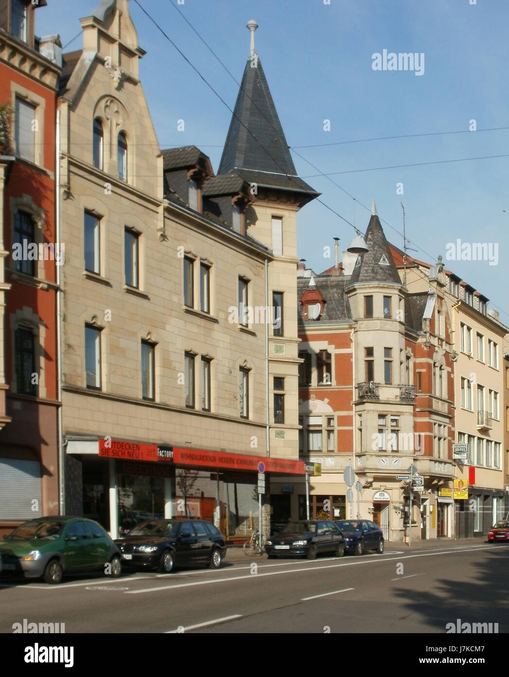 Eine Straßenansicht der Goethestraße 1-2 in Saarbrücken, aufgenommen am 30. April 2011. Das Bild bietet einen klaren Blick auf die urbane Umgebung dieser deutschen Stadt und zeigt ihre Architektur und das Straßenleben. Stockfoto