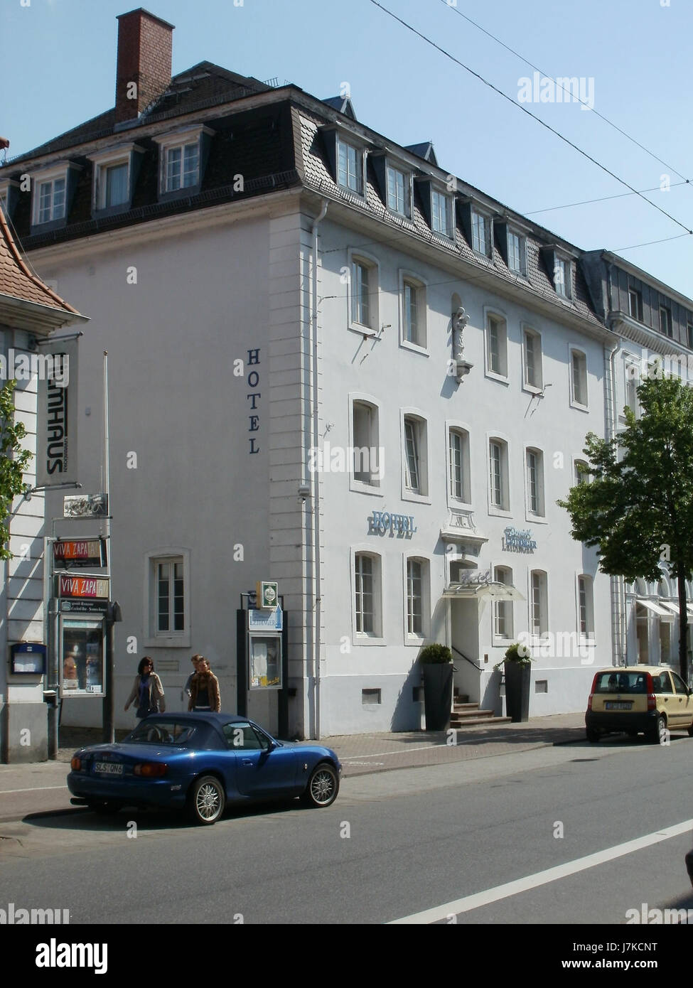 Das Bild der Mainzerstr 10 in SaarbrÃ¼cken, aufgenommen am 30. April 2011, zeigt die Architektur des Gebäudes und das umliegende städtische Umfeld. Das Foto fängt das Wesen des Stadtbildes von SaarbrÃ¼cken ein, mit Aufmerksamkeit auf den architektonischen Stil und die Dynamik der lokalen Umgebung während dieser Zeit. Stockfoto