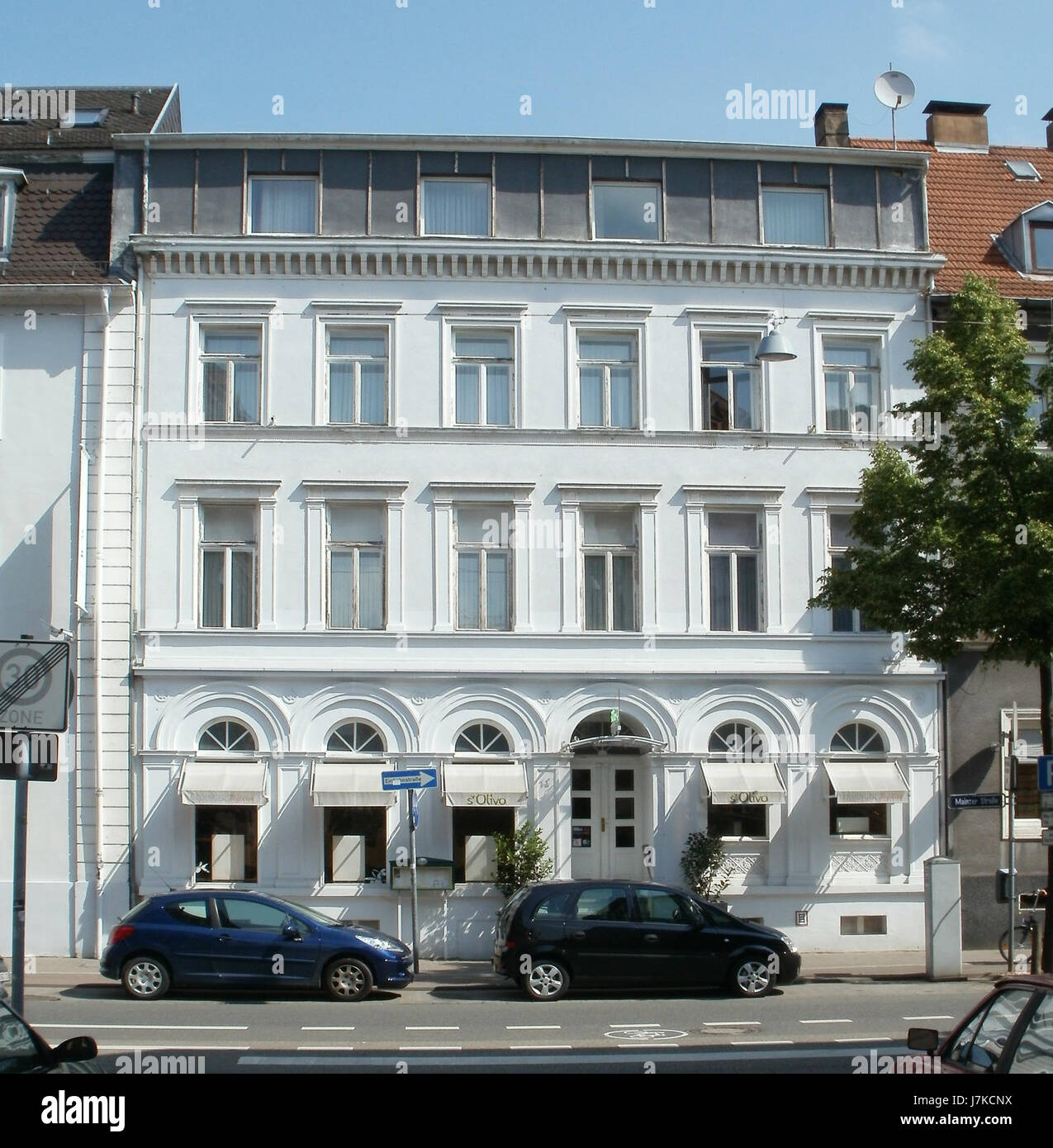 Dieses Bild zeigt eine Szene aus der Mainzerstraße in SaarbrÃ¼cken am 30. April 2011. Das Foto zeigt die städtische Umgebung mit Gebäuden, Fahrzeugen und Menschen, die das tägliche Leben in der Stadt repräsentieren. Stockfoto