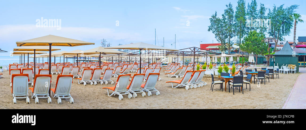 Panorama der Strand mit komfortablen Sonnenliegen, Sonnenschirme und eine breite Palette an Strand Cafes, Kemer, Türkei. Stockfoto