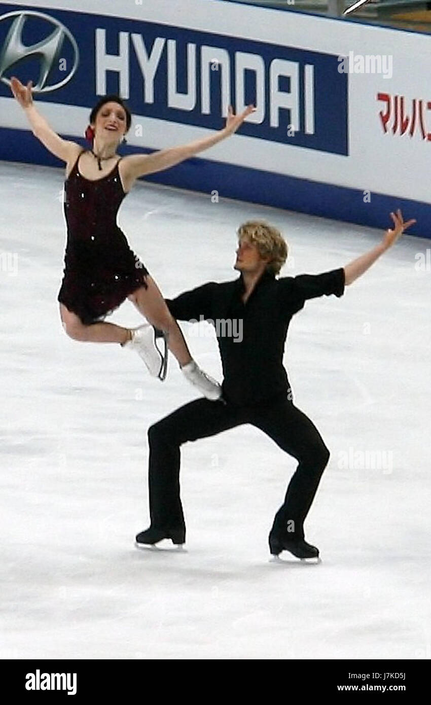 Dieses Objekt, ein faltbares einfaches Mikroskop aus den frühen 1800er Jahren, wurde von William Withering, einem bekannten englischen Wissenschaftler, geschaffen. Es ist Teil der Golub Collection of Antique Mikroskope. Witherings Beiträge zur frühen wissenschaftlichen Erforschung und Mikroskopie sind in der Geschichte der Medizin und Biologie wichtig, und dieses Mikroskop ist eine Darstellung seiner Arbeit in der wissenschaftlichen Instrumentierung. Stockfoto