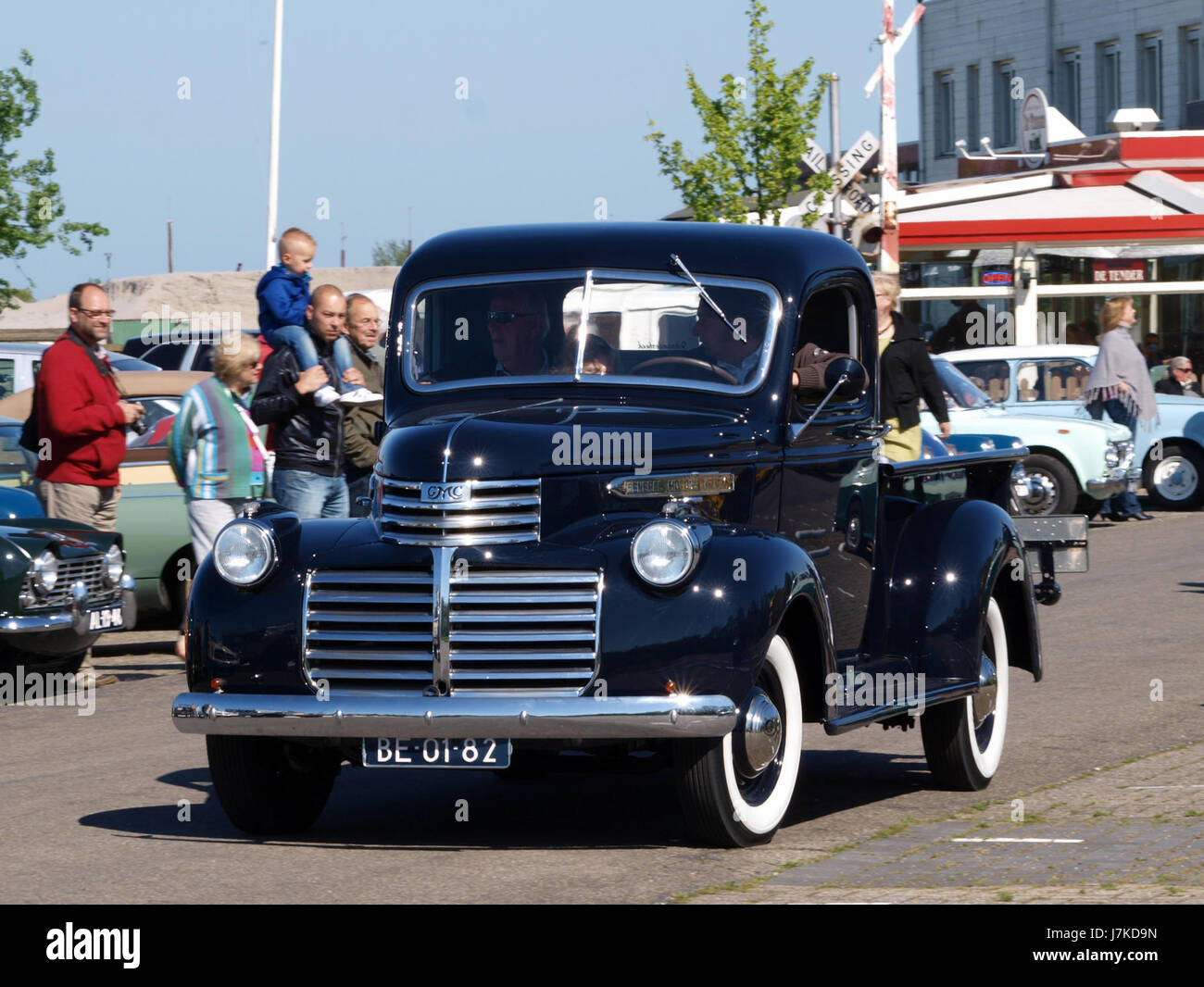 Der 1941 GMC Model 9314 ist ein klassischer Militärwagen, der während des Zweiten Weltkriegs verwendet wurde. Er ist bekannt für sein robustes Design, wurde von der US-Armee für den Transport von Gütern und Truppen eingesetzt und ist ein bemerkenswertes Fahrzeug in der Kriegsgeschichte. Stockfoto