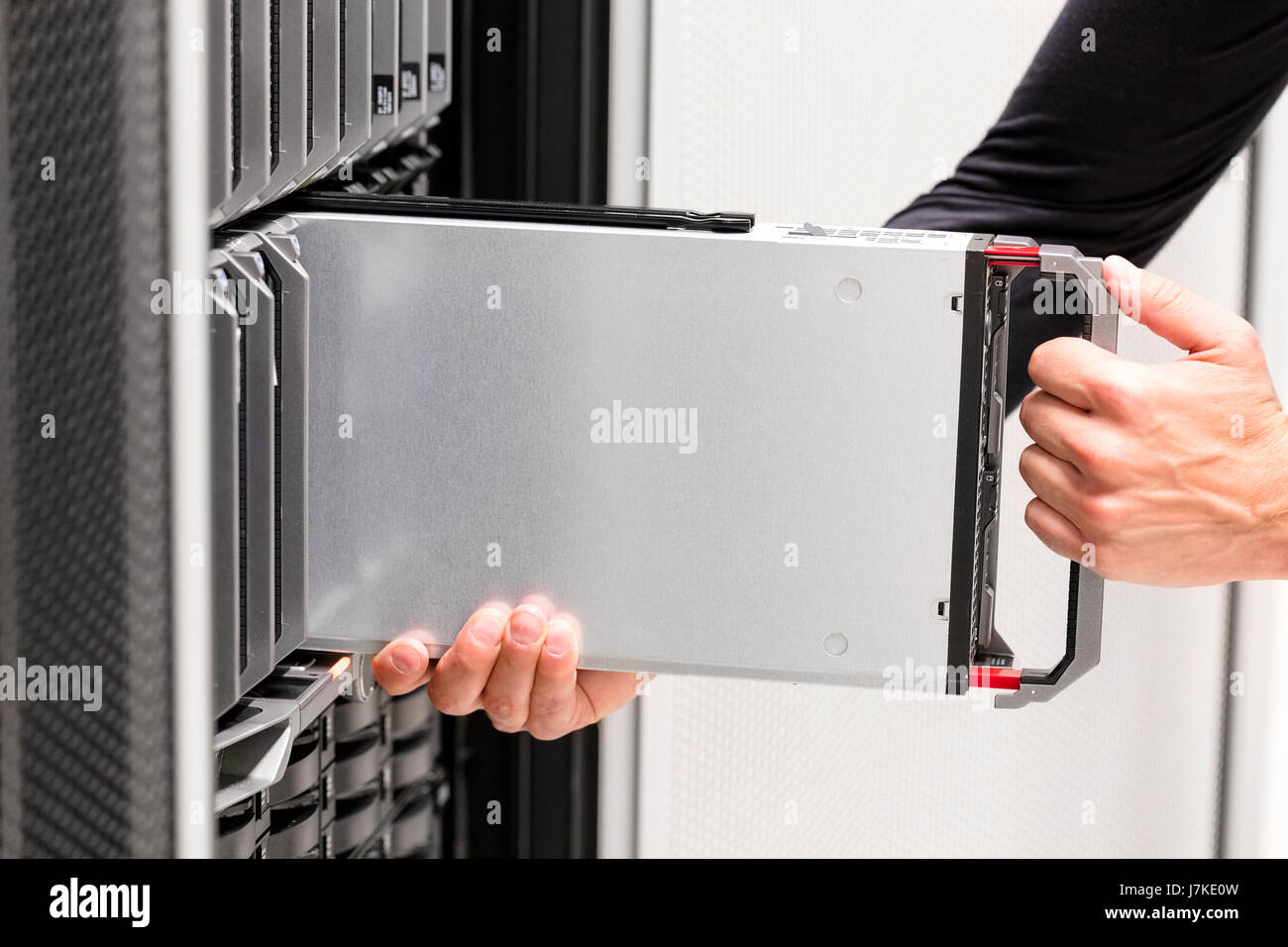 IT-Profi installiert Server-Cluster in großen Rechenzentren Stockfoto