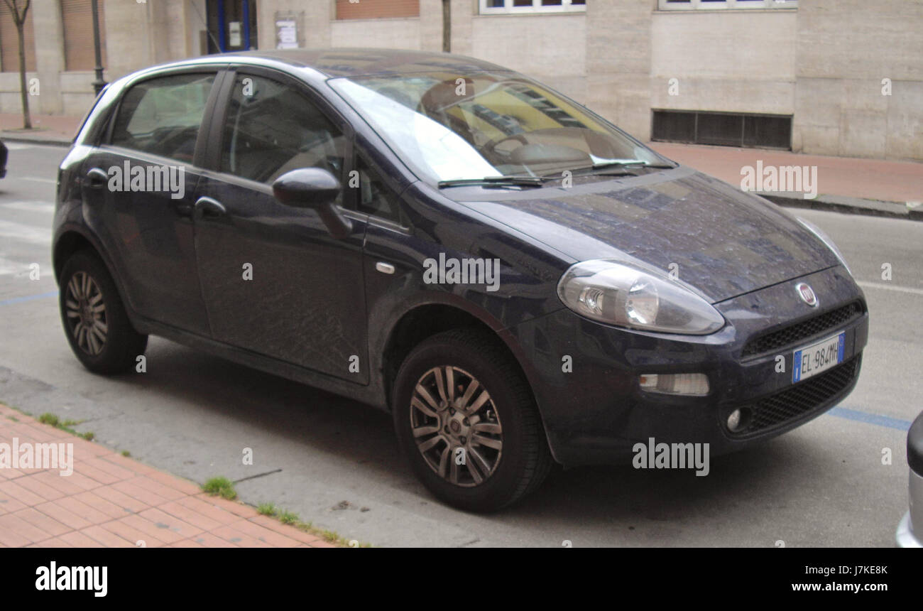 Der 2012 Fiat Punto Facelift Natural Power ist eine Version des Fiat Punto mit einem Erdgasmotor, der eine umweltfreundlichere Alternative zu herkömmlichen Benzinmotoren darstellt. Das Facelift umfasst aktualisierte Designmerkmale und eine verbesserte Kraftstoffeffizienz. Stockfoto