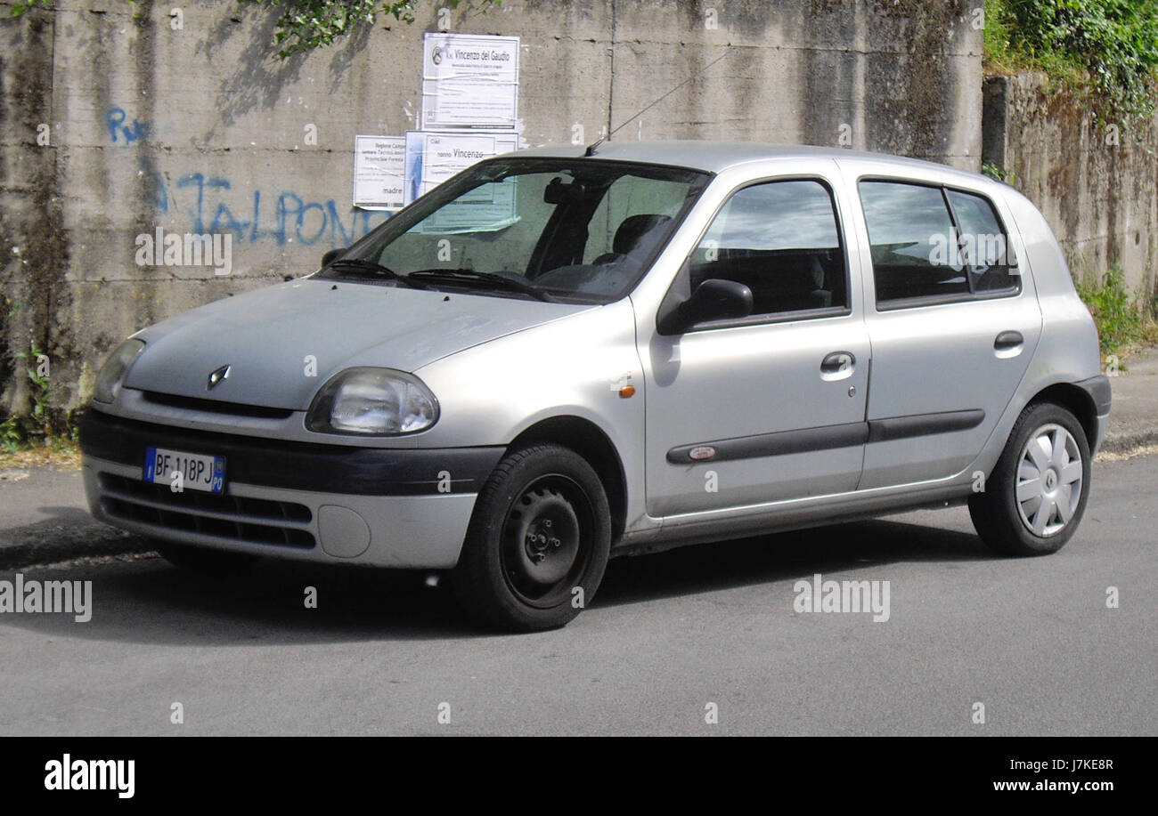 Renault Clio 5 Tür Radio 101 Ausgabe 1999 Stockfotografie - Alamy