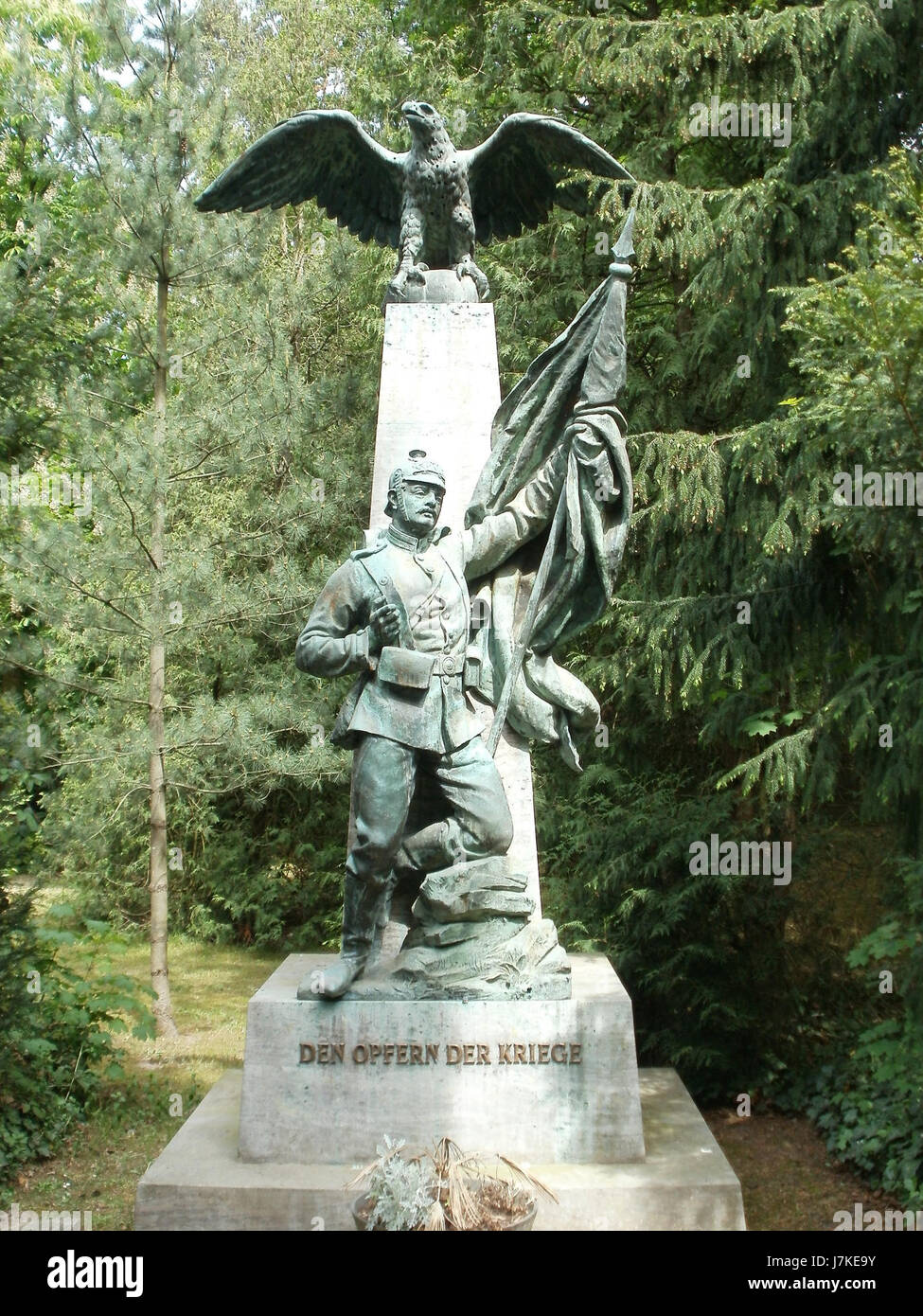 20110506 Kriegerdenkmal Hockenheim1 ist ein Bild des Kriegerdenkmals in Hockenheim, das gefallene Soldaten aus verschiedenen Konflikten ehrt. Stockfoto