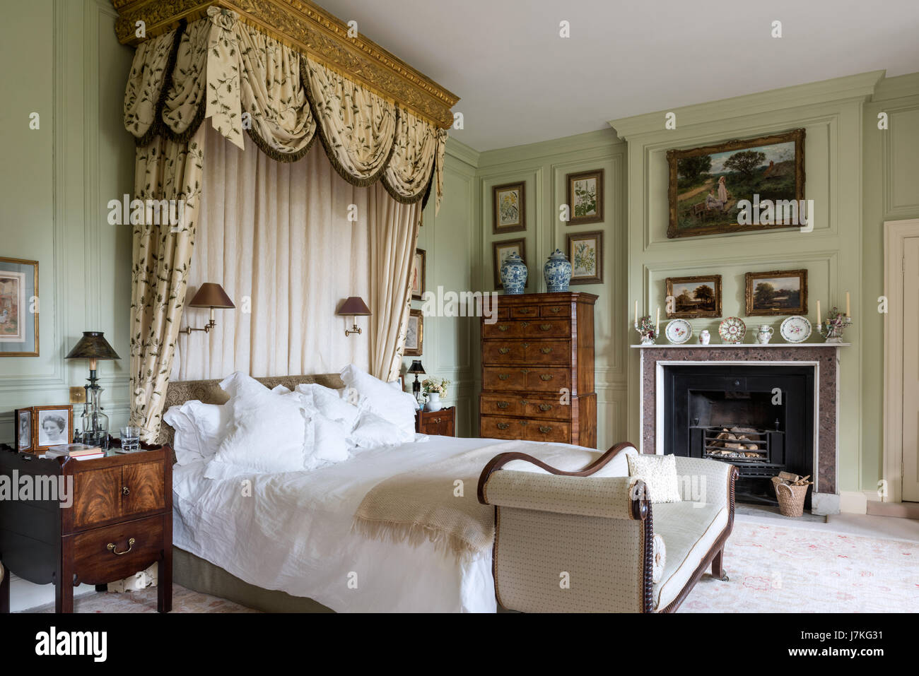 Vergoldeter Baldachin Uber Dem Bett Mit Oakham Seide Vorhange Von Colefax Fowler Stockfotografie Alamy