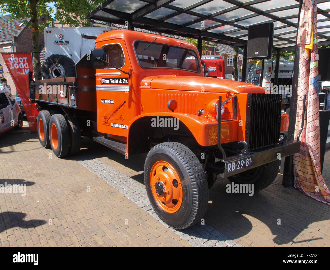Diese Abbildung zeigt einen 1943 GMC MIDAS CCKW353 Militärwagen, der 2011 auf der SPECIAAL Auto Evenement in Nijkerk ausgestellt wurde. Bei dieser Veranstaltung werden klassische Militärfahrzeuge und ihre Erhaltung hervorgehoben. Stockfoto