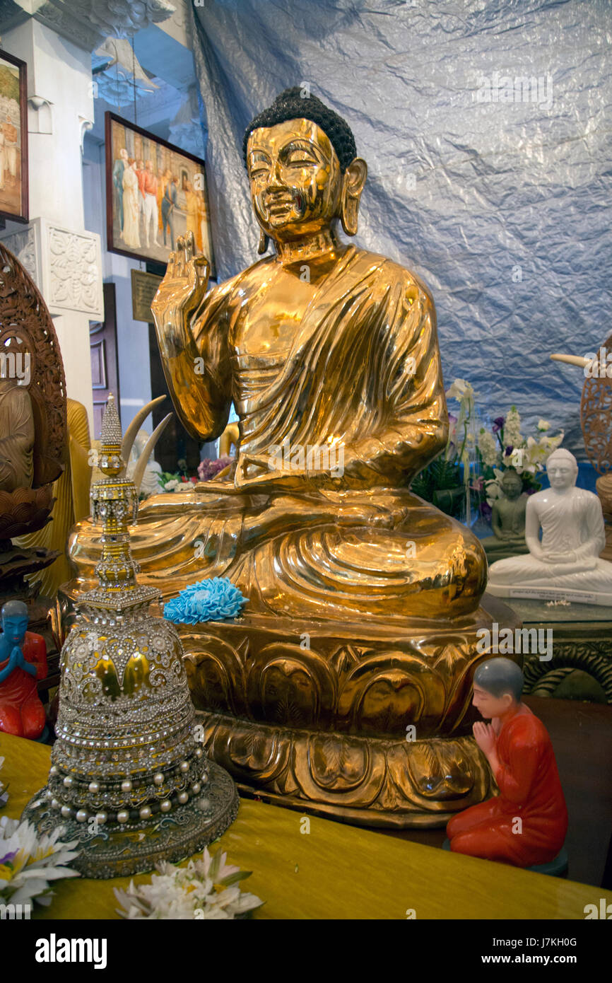 Kandy Sri Lanka Tempel des heiligen Zahn Golden Buddha mit Usnisa und In Vitarka Mudra Geste der Diskussion und Übertragung von Buddhas Lehre und Juwel verkrusteten dagoba Stockfoto