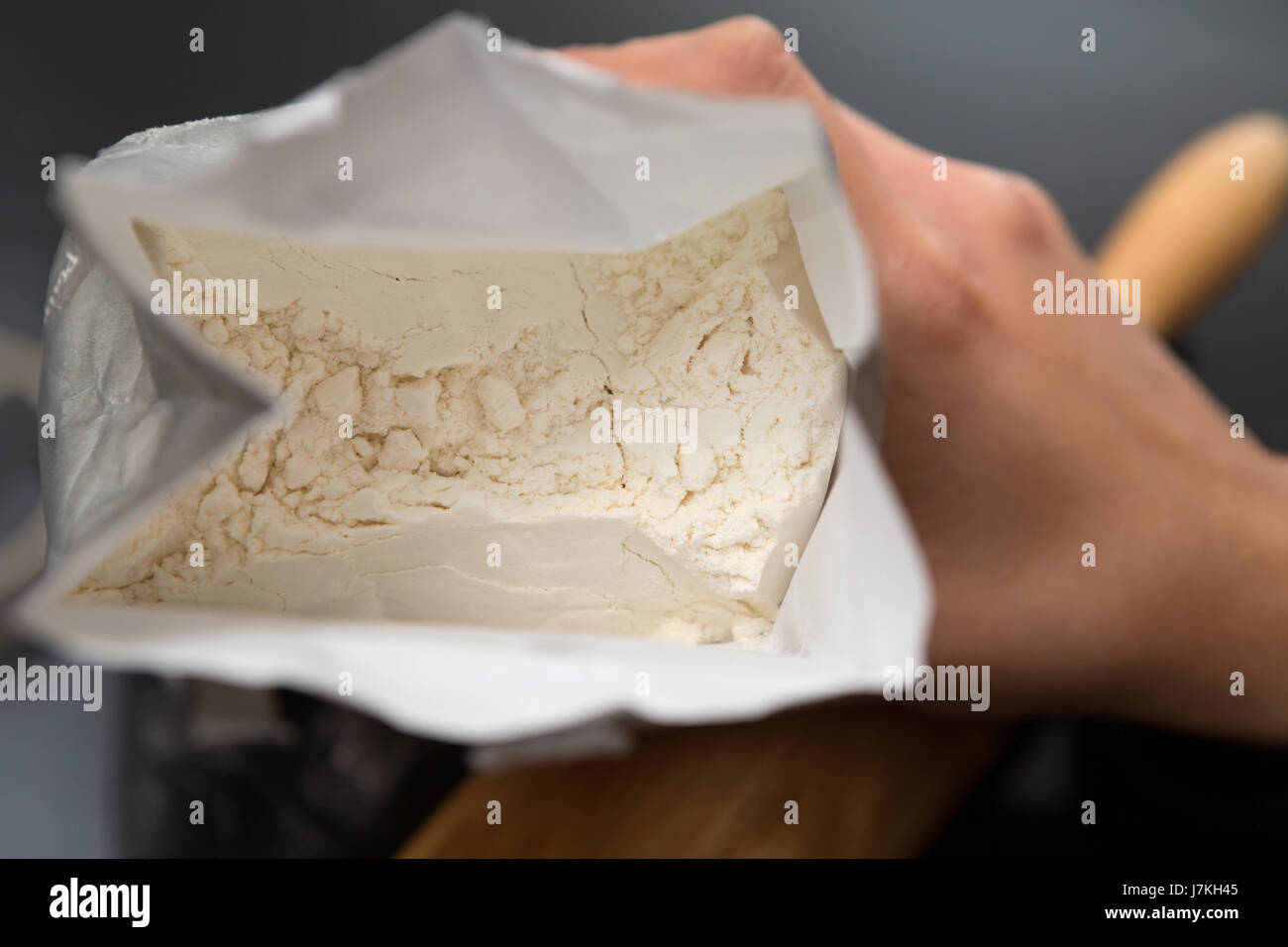 Draufsicht der Hand, die offenen Beutel Mehl Stockfoto