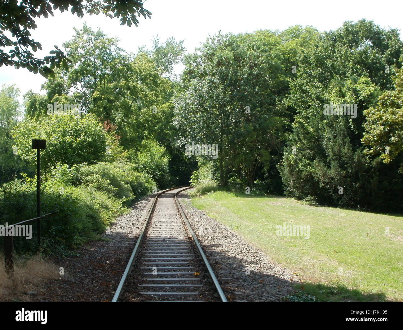 Industriegleis Speyer bezeichnet eine spezielle Industriebahnstrecke in Speyer, die 2011 in Betrieb war. Es wird für den Transport von Gütern und Materialien verwendet und unterstützt die lokale Industrie in der Region. Stockfoto