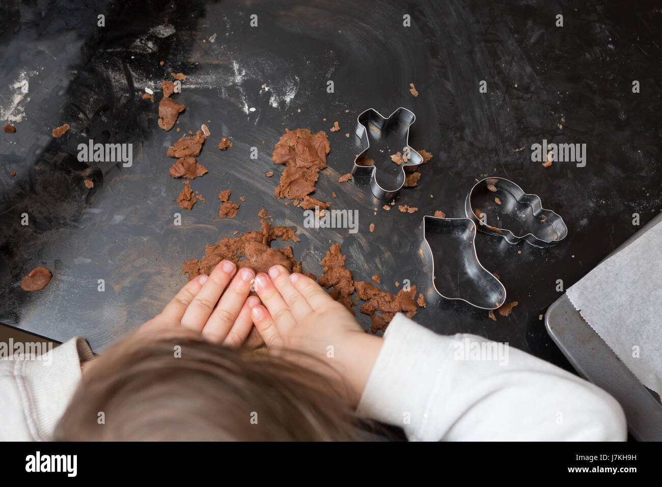 Junges Kind lernen zu backen Stockfoto