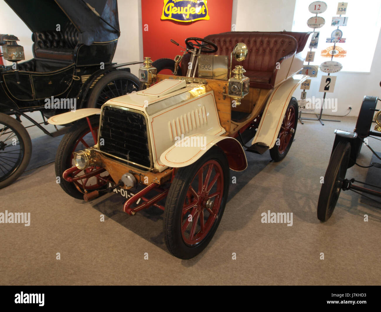 Dieses Bild zeigt den 1902 Darracq, einen Oldtimer mit 12 PS-Motor, 2360 ccm Hubraum und einer Höchstgeschwindigkeit von 60 km/h, der das Design und die Technologie des frühen 20. Jahrhunderts widerspiegelt. Stockfoto