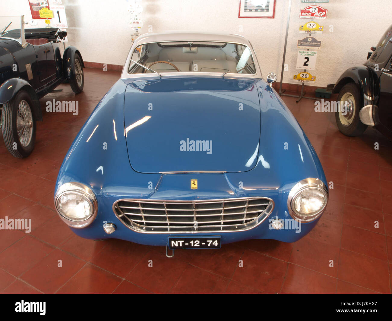 Der Ferrari 195 Inter 1951 ist ein luxuriöser Oldtimer mit einem V12-Motor mit 135 PS und einem Hubraum von 2487 ccm. Er repräsentiert Ferraris legendäre Technik und Design aus den frühen 1950er Jahren Stockfoto