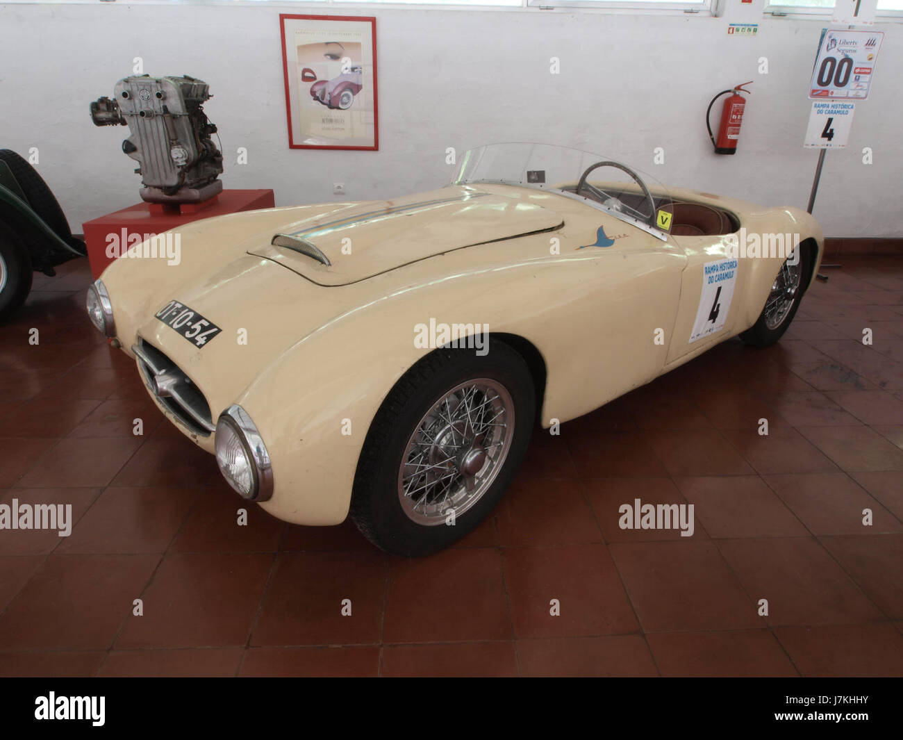 Ein 1952er Alba-Wagen mit 90 PS-Motor, 1500 ccm Hubraum und einer Geschwindigkeit von 200 km/h. Dieser Oldtimer ist bekannt für seine beeindruckende Leistung und Technik aus den frühen 1950er Jahren Stockfoto