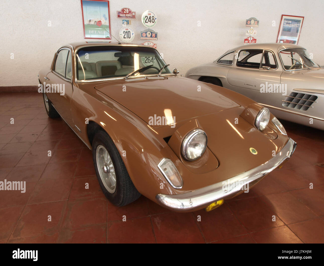 Der 1974 Lotus, der mit einem 126-PS-Motor und einem Hubraum von 1558 ccm ausgestattet ist, ist ein bedeutendes Beispiel für die britische Sportwagentechnik in den 1970er Jahren Dieses Modell ist bekannt für seine Leistung und sein innovatives Design. Stockfoto