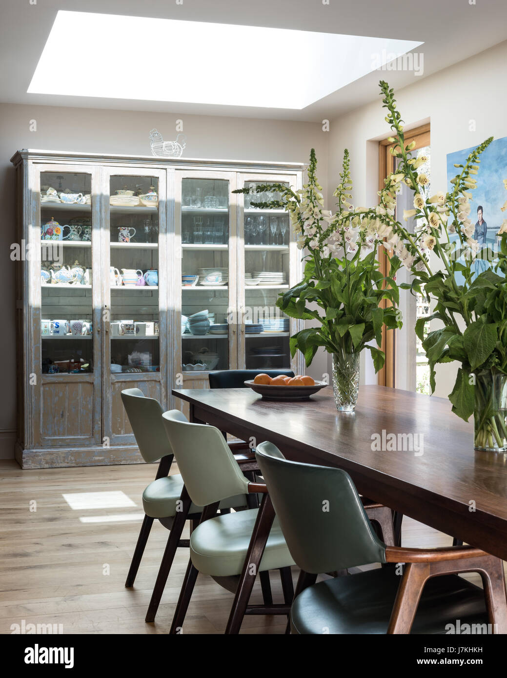 Geborgenen Iroko-Tisch im Speisesaal mit Ledersesseln und große Glasfront französische Kabinett Stockfoto