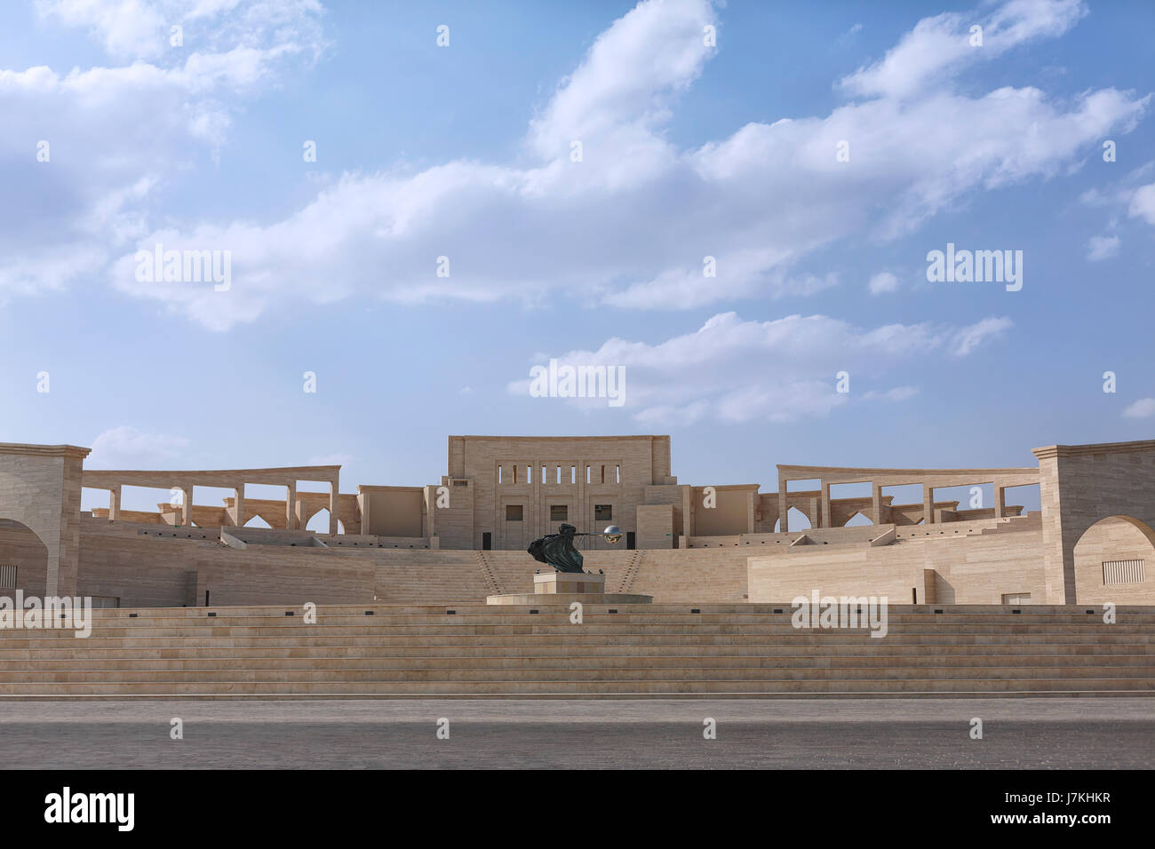 Moderne Amphitheater in Katara Cultural Village in Doha, Katar, Nahost. Skulptur The Force of Nature-Skulptur von Lorenzo Quinn. Stockfoto