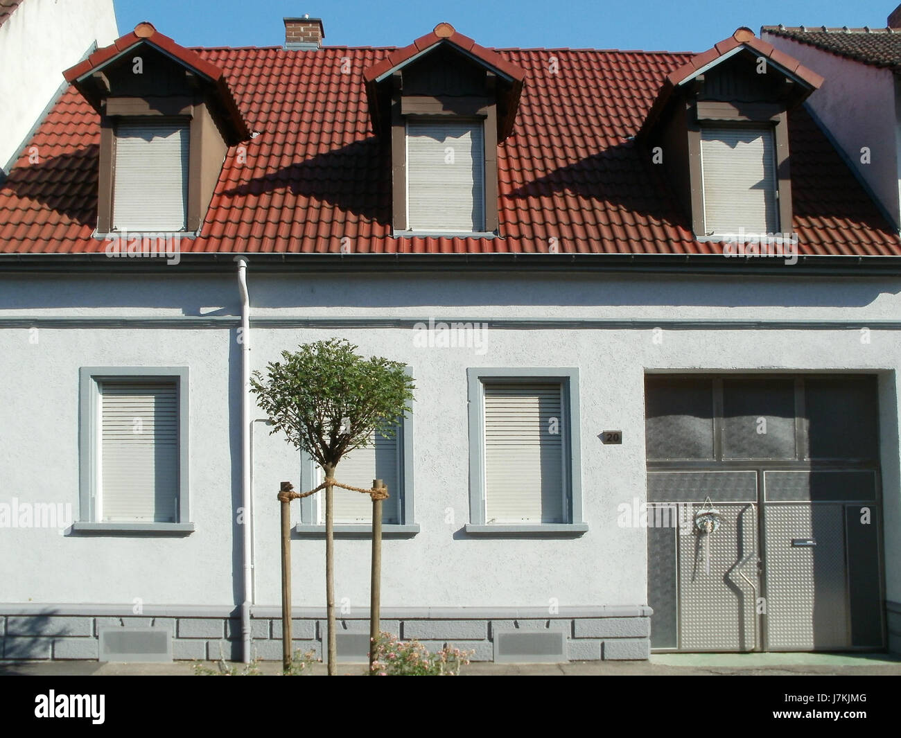 Dies bezieht sich auf eine Adresse in der Kaiserstraße in Hockenheim. Hockenheim ist bekannt für seine Rennstrecke, den Hockenheimring, auf dem große Rennveranstaltungen wie die Formel 1 stattfinden. Stockfoto