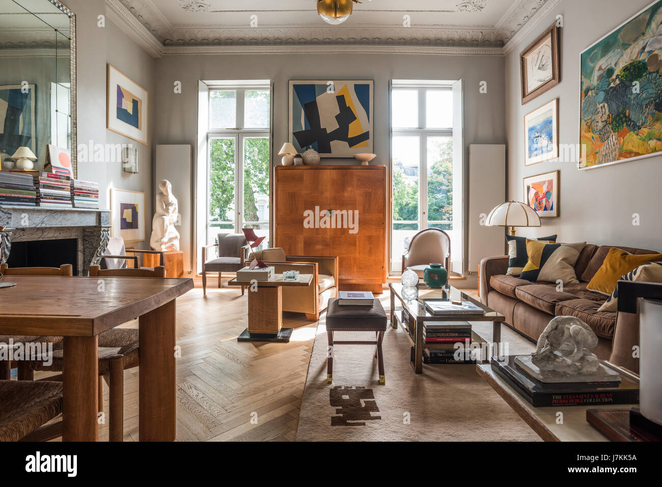 Holzgehäuse an Fenstern der Wohnung mit Blick auf London Platanen Stockfoto