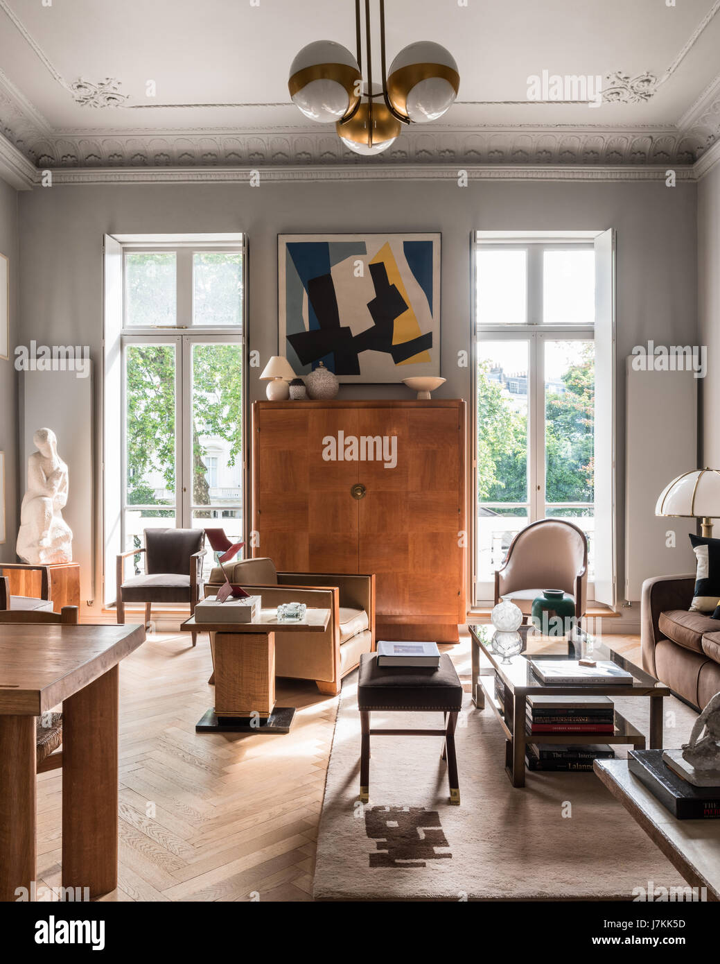 Holzgehäuse an Fenstern der Wohnung mit Blick auf London Platanen Stockfoto