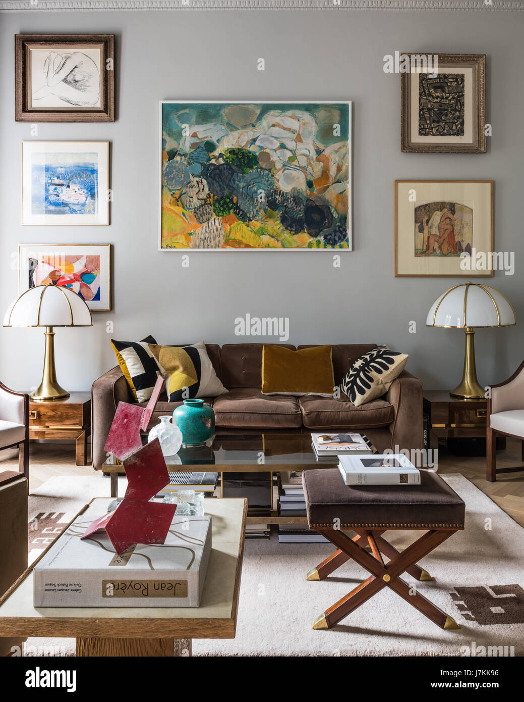 1970 s-Lampen von Gabriella Crespi Flanke braun Sofa mit Kunstwerken von Gustav Bolin Stockfoto