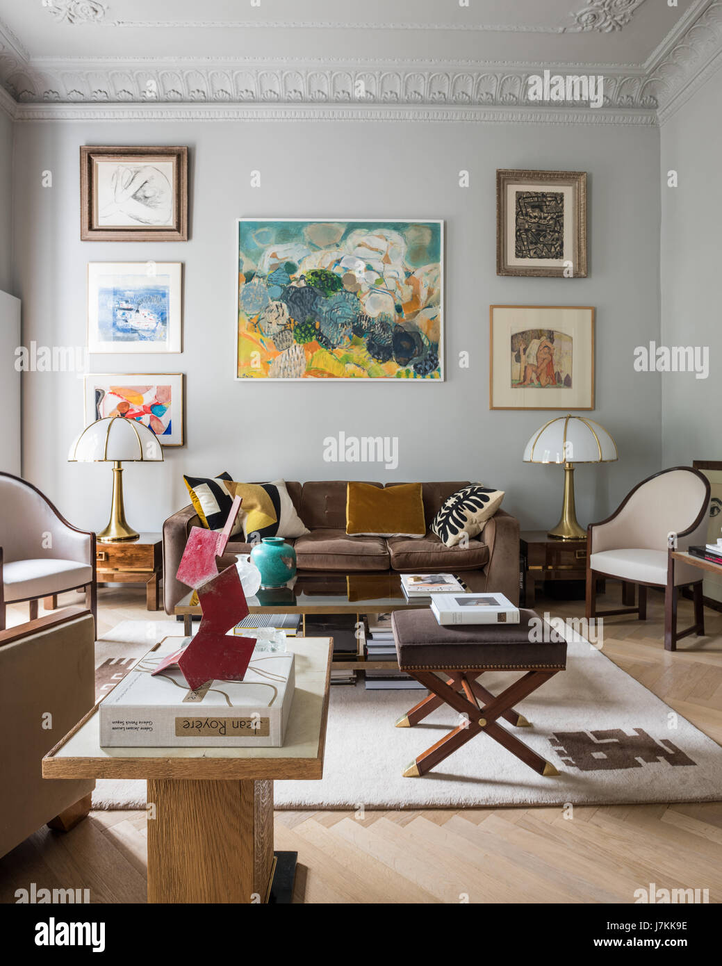 1970 s-Lampen von Gabriella Crespi Flanke braun Sofa mit Kunstwerken von Gustav Bolin Stockfoto