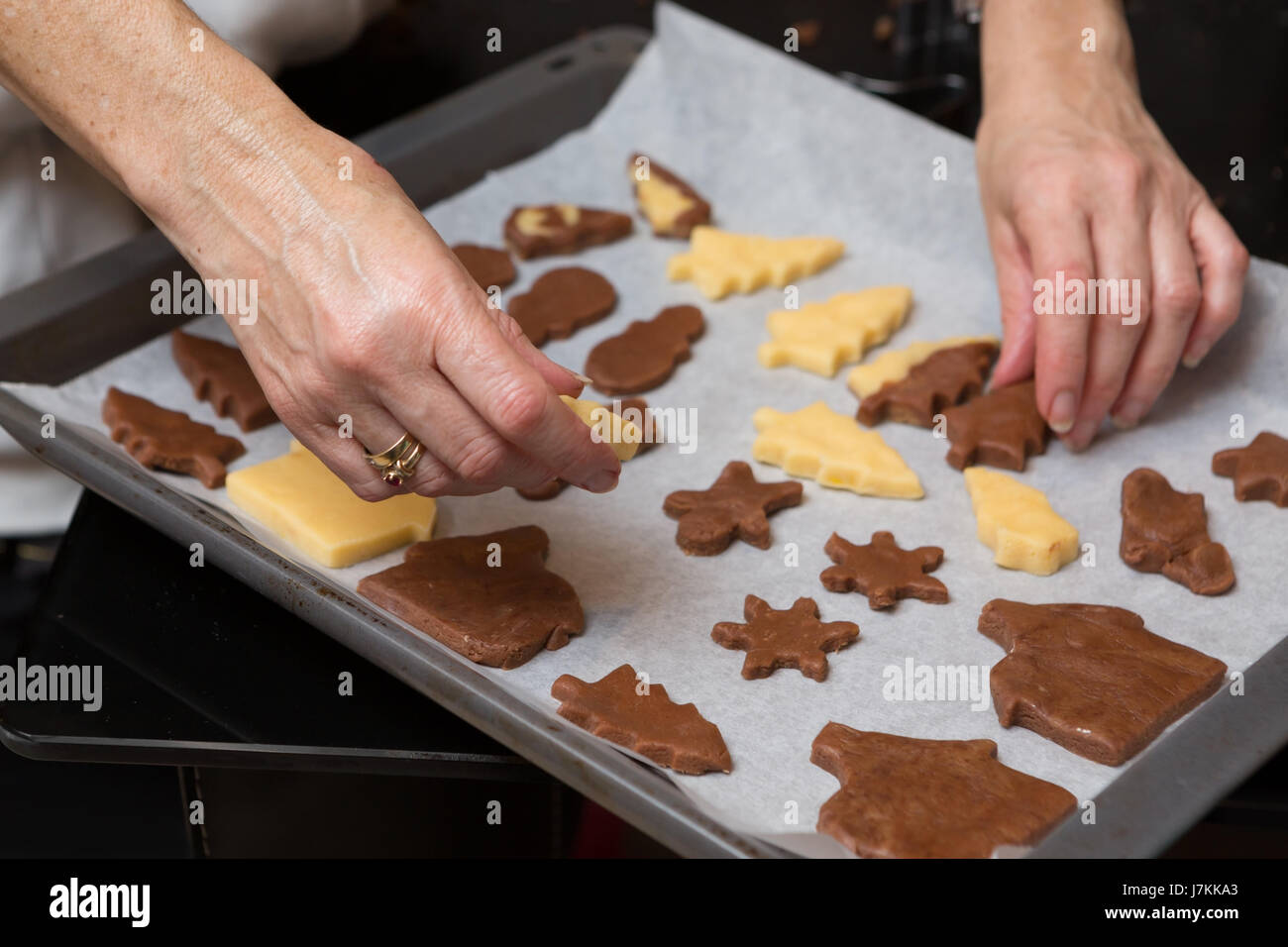 Verschiedene Kekse Formen auf Backblech bereit für den Backofen Stockfoto