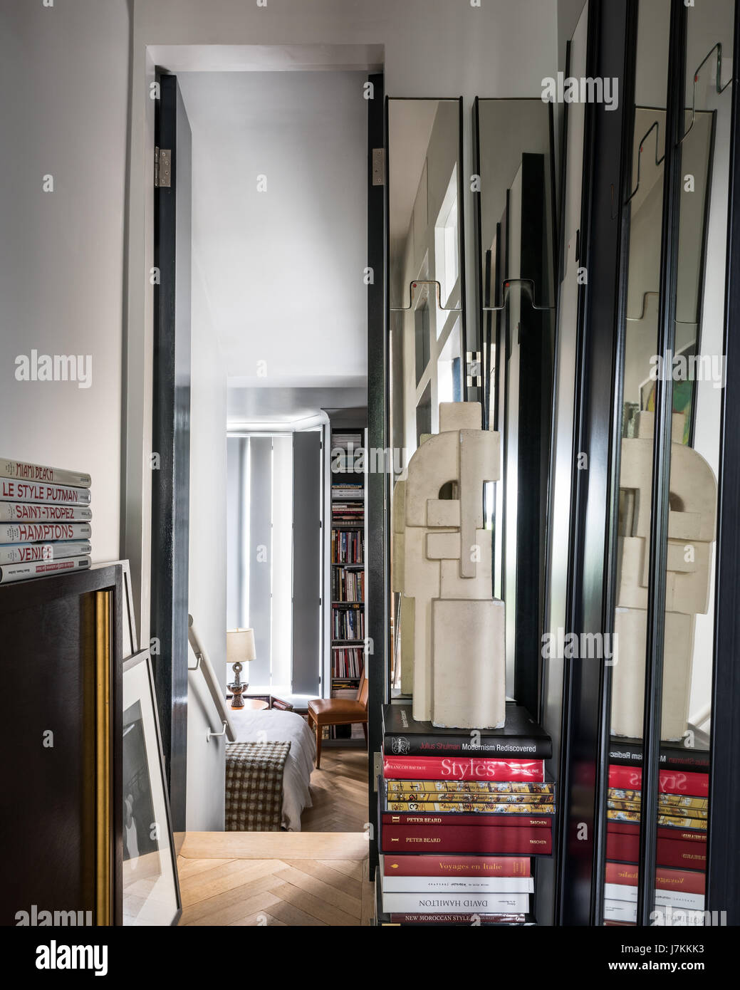 Bücher gestapelt an Tür zum Schlafzimmer auf 2 Ebenen Stockfoto