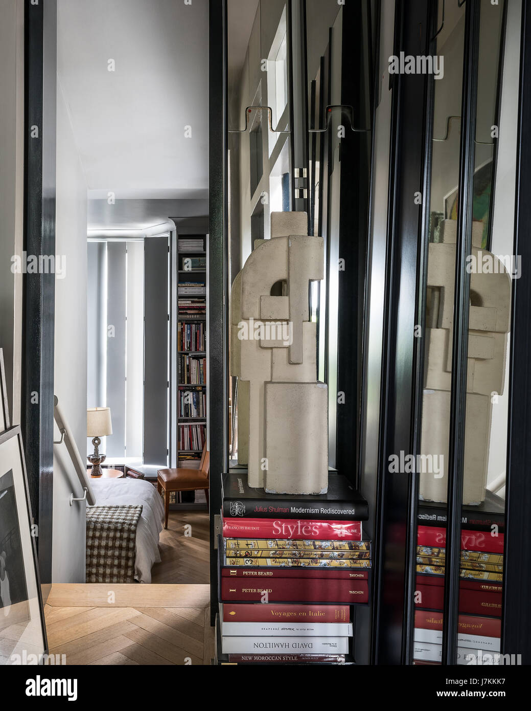 Bücher gestapelt an Tür zum Schlafzimmer auf 2 Ebenen Stockfoto