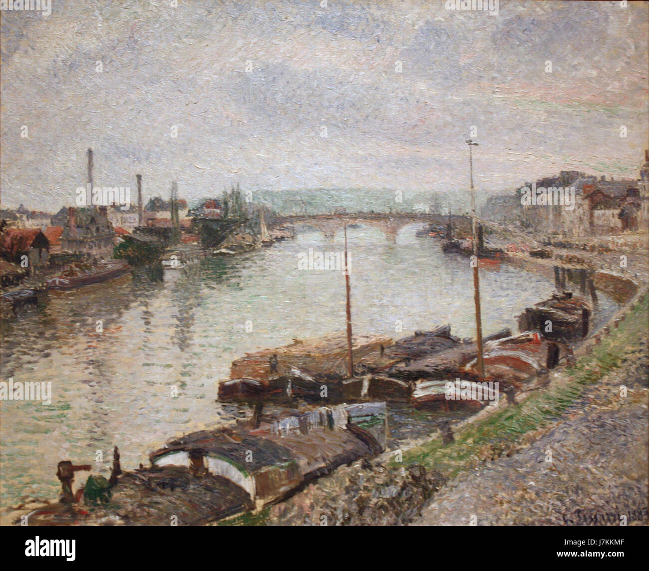 Ein Gemälde von Camille Pissarro mit dem Titel „die Steinbrücke und Lastkähne bei Rouen“, das 1883 entstand und eine Flussszene mit Lastkähnen und einer Steinbrücke darstellt. Stockfoto