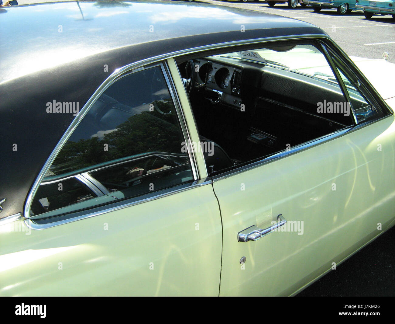 Die 1967 AMC Ambassador 880 ist eine klassische amerikanische Limousine, die für ihr unverwechselbares Design und ihre Leistung bekannt ist. Dieses gelbe 2-türige Modell spiegelt mit seinem mutigen Design und seiner Technik die Trends der Automobile der 1960er Jahre wider. Stockfoto