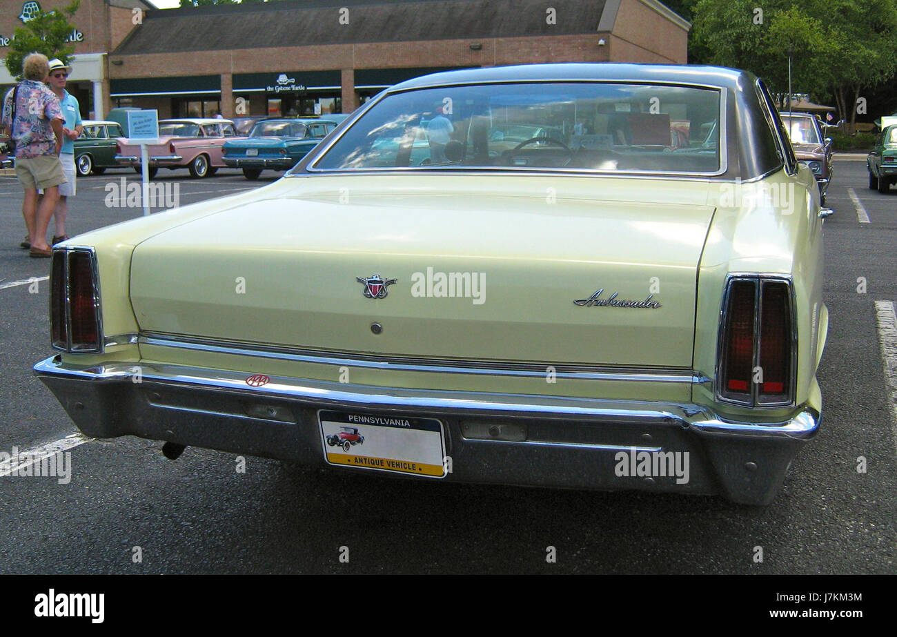 1967-AMC Ambassador 880 2-türig Limousine gelb AnnMD t Stockfoto