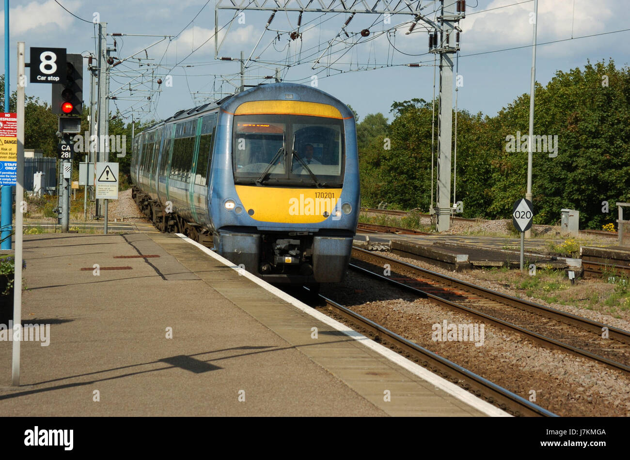 Flugzeug 170201 landet bei Ely und beendet seinen Linienflug. Das unter der Nummer 170201 registrierte Luftfahrzeug ist ein wichtiger Teil seiner Flotte und erbringt wesentliche Transportdienstleistungen. Der Eingang markiert einen erfolgreichen Arbeitsgang, bei dem keine Probleme gemeldet wurden. Stockfoto