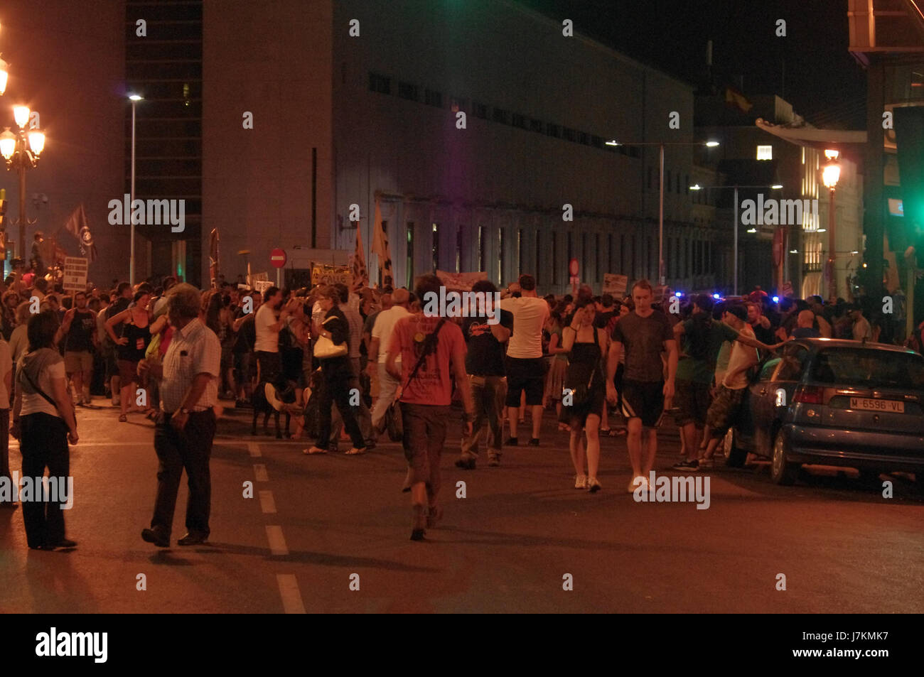 Dieser Titel bezieht sich auf einen Ort oder Wahrzeichen, der als „15 M Frente al Congreso“ bekannt ist, möglicherweise in Lateinamerika. Es markiert einen bestimmten Bereich in der Nähe eines Kongresses oder Regierungsgebäudes, einen gemeinsamen Schwerpunkt für bürgerliche und politische Aktivitäten. Stockfoto