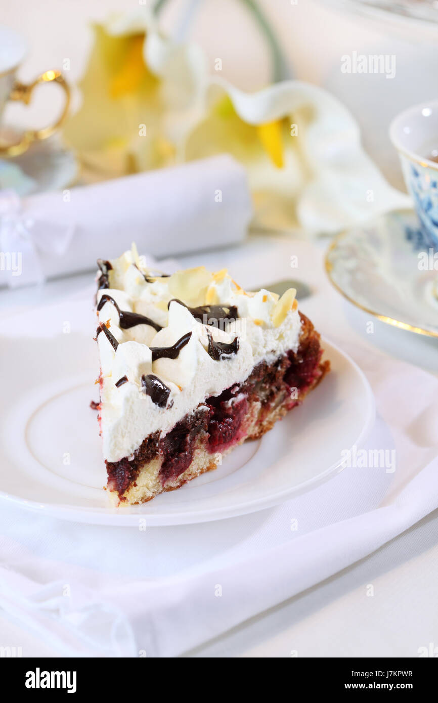 Kuchen Kuchen Kuchen Sahne Kirsch Stück Abschnitt Segment Teil Bereich Molkerei dessert Stockfoto