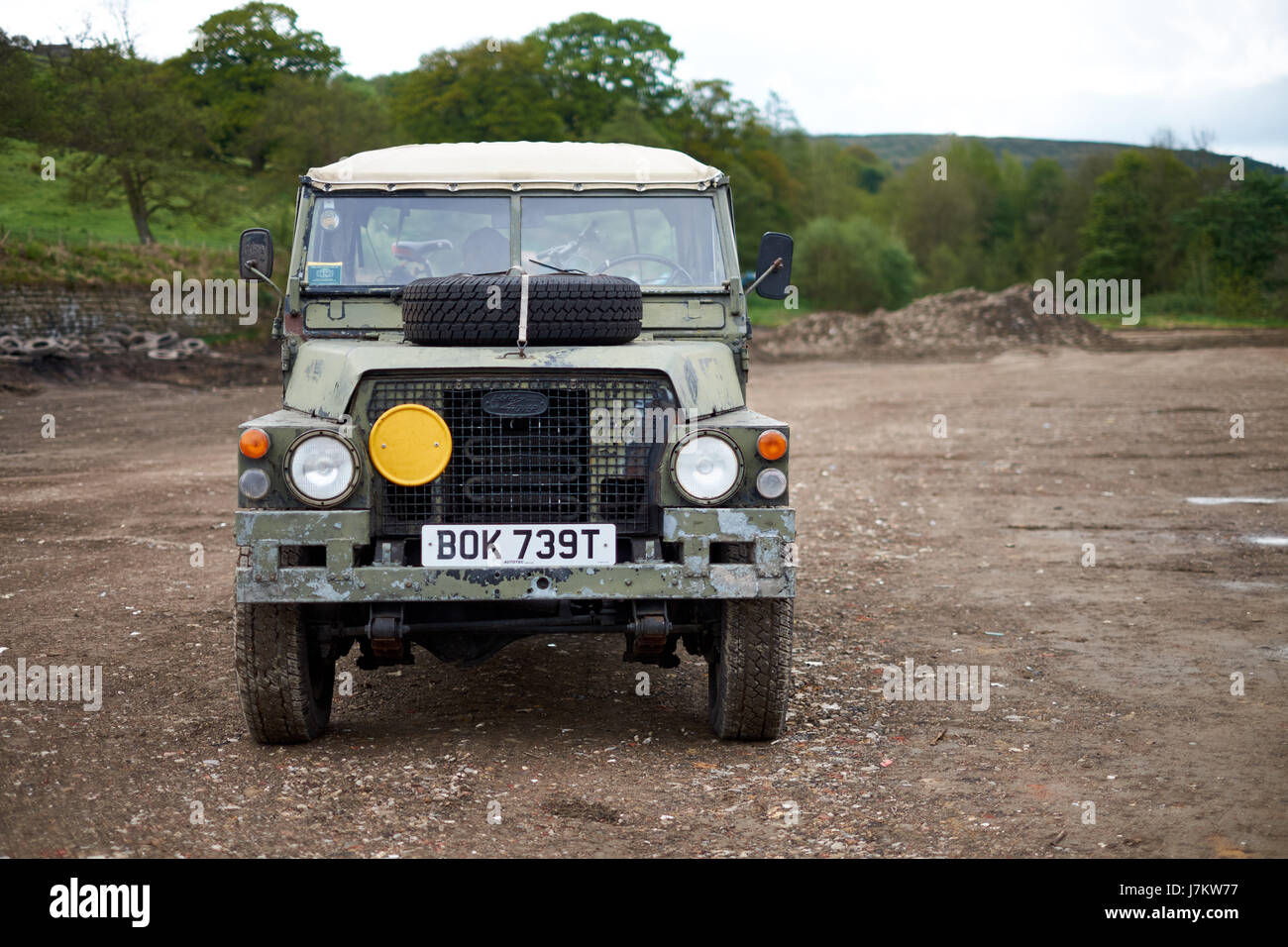 Geringes Gewicht 1/2 Tonne Land Rover in militärische Tarnung Stockfoto