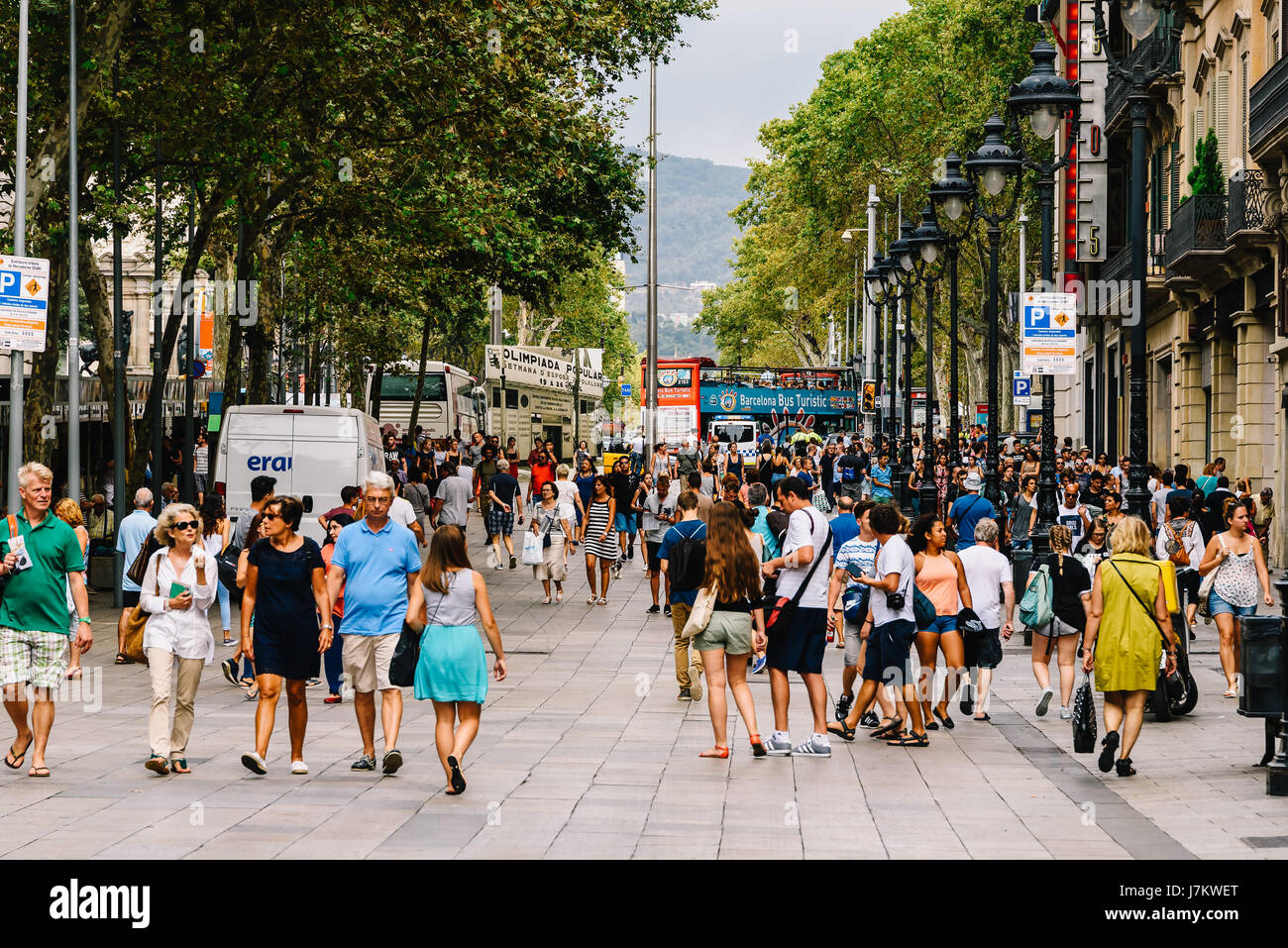 BARCELONA, Spanien - 5. August 2016: Alltag In der belebten Innenstadt von Barcelona Spanien. Stockfoto