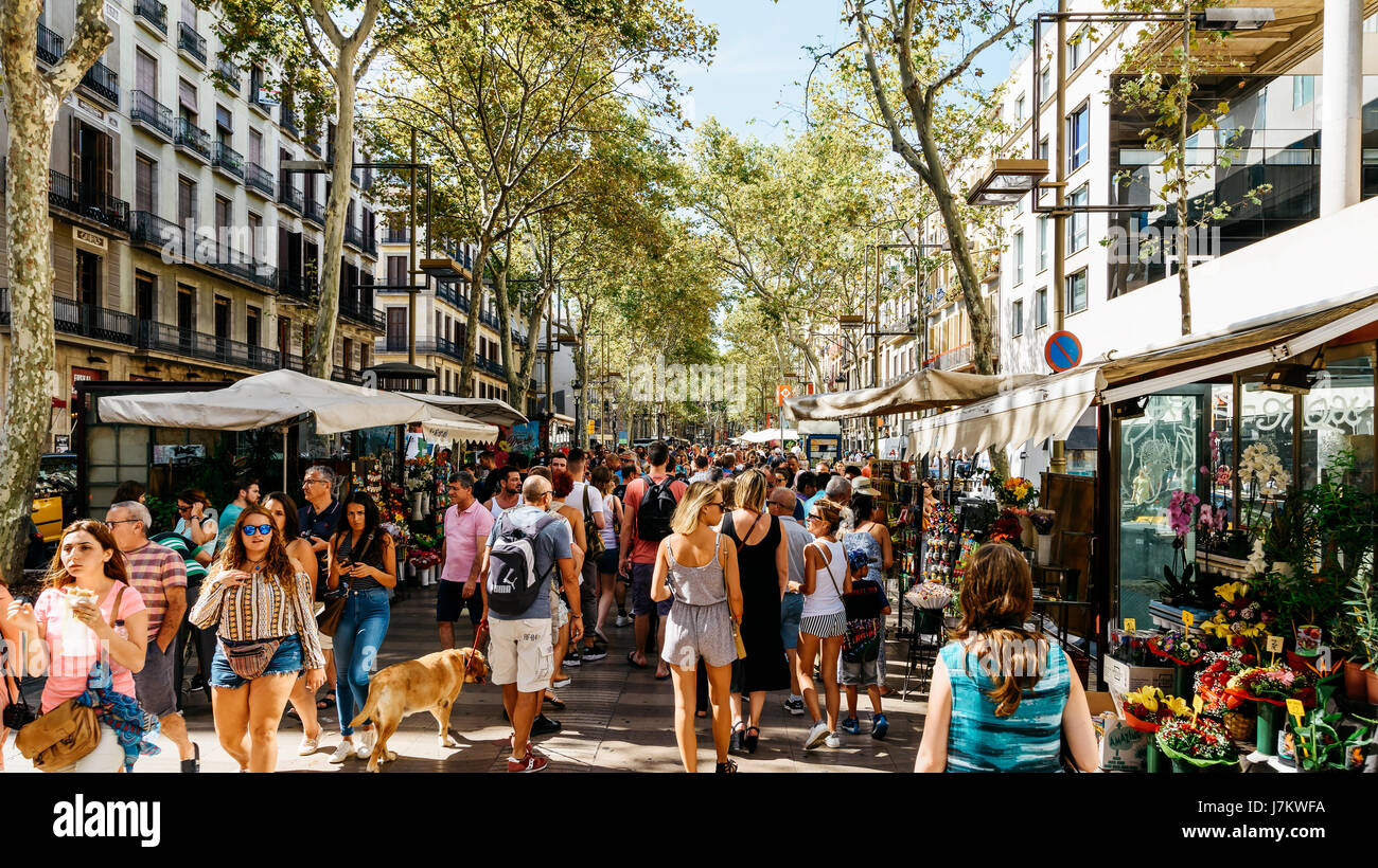 BARCELONA, Spanien - 5. August 2016: Alltag In der belebten Innenstadt von Barcelona Spanien. Stockfoto